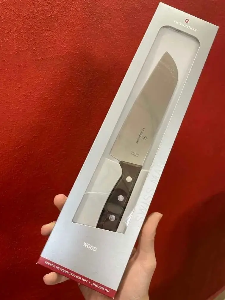 Imagen 3 de 3 de Cuchillo Victorinox Santoku 17cm Mango De Madera 6.8500.17g