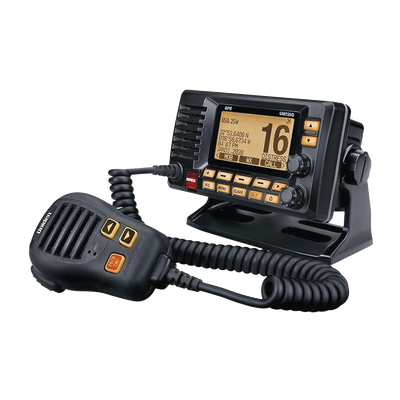 [UM725GBK] Radio Móvil Marino VHF, color negro con receptor de GPS integrado, puerto de conexión NMEA 2000, 25W de potencia de RF, sumergible IPX8. 