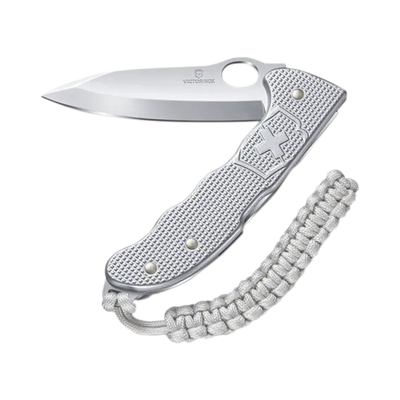 [VM26] Navaja Victorinox Hunter con Cachas Alox Acanaladas y Hoja a una Mano. Con Colgante Paracord Plateado.
